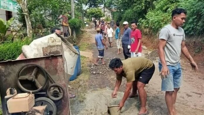 FOTO 12 Juli_Pembangunan jalan hasil swadaya masyarakat. dok. istimewa
