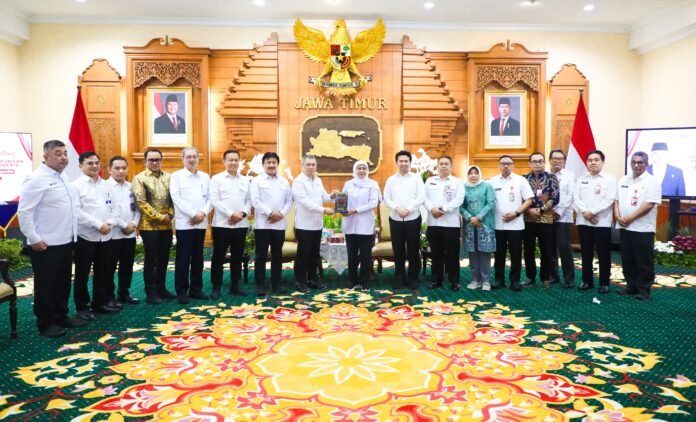 FOTO 17 Juli_Rapat Koordinasi Menteri Perhubungan Dudy Purwagandhi, Gubernur Jawa Timur Khofifah Indar Parawansa dan Dirut Pelindo Achmad Muchtasyar di Gdg Negara Grahadi Sby
