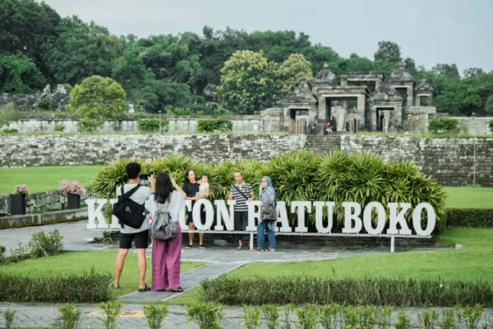 FOTO 17 Juli_Wisatawan berfoto di destinasi wisata Ratu Boko di Kabupaten Sleman, Yogyakarta. dok. injourneydestination