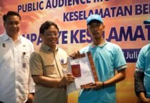 Kemenhub Serahkan 150 Unit Life Jacket Kepada Nelayan Muara Angke