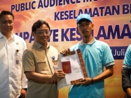 Kemenhub Serahkan 150 Unit Life Jacket Kepada Nelayan Muara Angke
