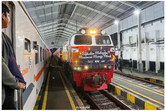 FOTO 2 Juli_Kereta Api (KA) Mutiara Selatan dari arah Barat masuk ke Stasiun Tasikmalaya. (dok. wikipedia.org)