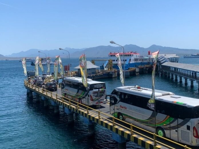 FOTO 2 Juli_Pemerintah daerah dan PT ASDP tangani kepadatan kendaraan di lintasan Ketapang - Gilimanuk. dok. asdp