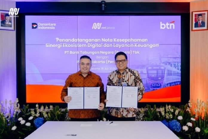 FOTO 21 Juli_Penandatanganan Direktur Pengembangan Bisnis PT MRT Jakarta (Perseroda) Farchad Mahfud dan Senior Executive Vice President PT BTN (Persero) Tbk. Thomas Wahyudi