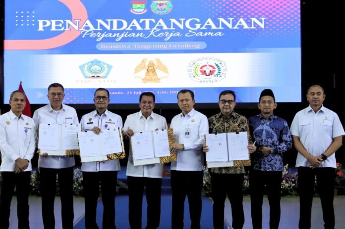 FOTO 23 Juli_Pemberian beasiswa kepada putera - puteri daerah dalam program Beasiswa Tangerang Gemilang 1 INI