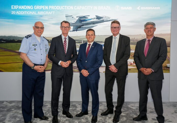 FOTO 23 Juli_Penandatanganan Nota Kesepahaman (Heads of Agreement_HoA) yang menyediakan kerangka kerja untuk potensi produksi 20 unit pesawat Gripen tambahan. embraer