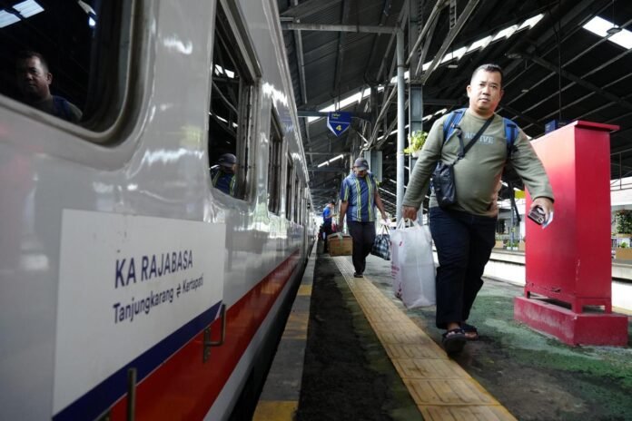 FOTO 25 Juli_Kereta Api (KA) Rajabasa, salag satu kereta api bersubsidi dengan skema Kewajiban Pelayanan Publik atau Public Service Obligation (PSO). kai