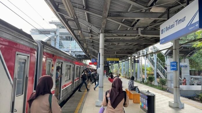 FOTO 27 Juli_Kereta Rel Listrik (KRL) di Stasiun Bekasi. (dok. kai)