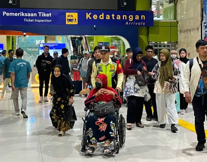 FOTO 29 Juli_Pelanggan disabilitas menikmati pelayanan tarif reduksi KAI. dok. kai