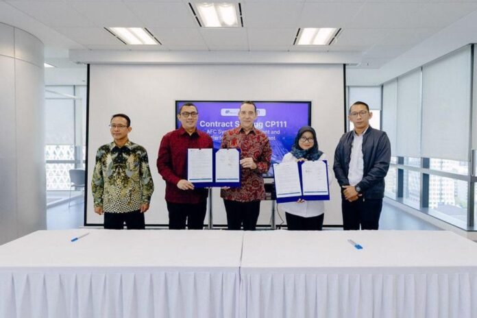 FOTO 29 Juli_Penandatanganan kontrak kerja oleh Direktur Konstruksi PT MRT Jakarta (Perseroda) Weni Maulina, CEO Hitachi Rail Hong Kong Limited Nicolas Rabat dan Direktur CHS Rendy Ardilles.