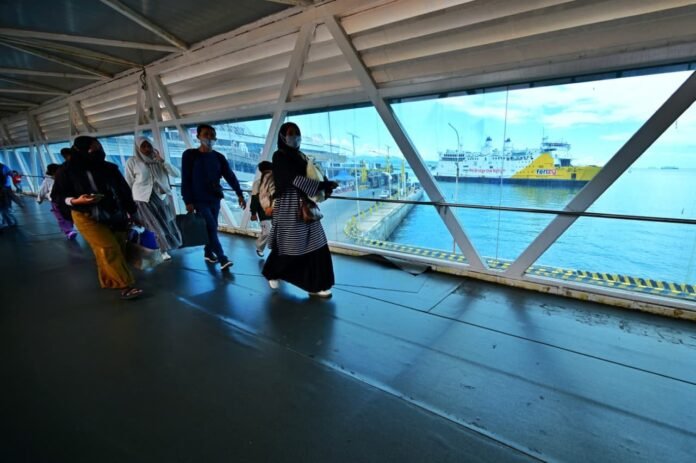 FOTO 30 juli_Para penumpang turun dari kapal di pelabuhan. dok. kemenhub 2f