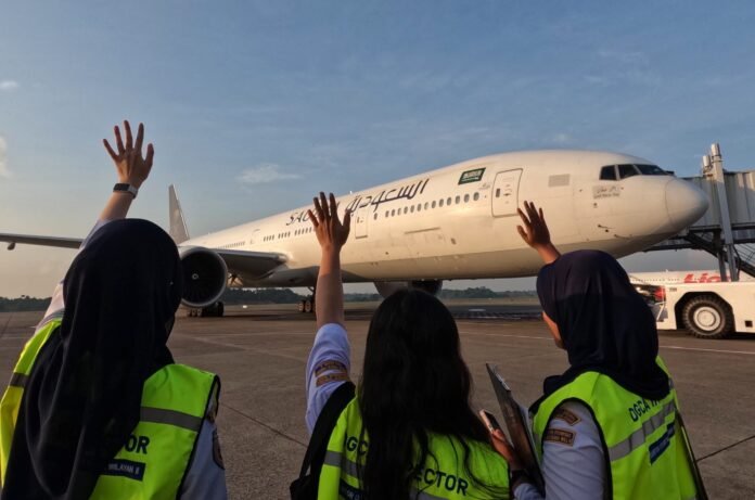 FOTO 4 Juni_Para petugas melepas keberangkatan haji jemaah dengan maskapai Saudia. (dok. kemenhub) INI