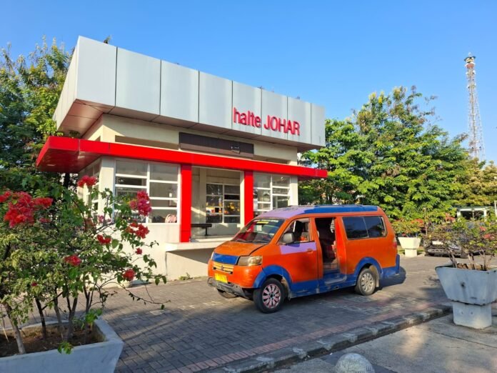 FOTO 6 Juli_Angkutan kota (angkot) di Halte Johar, Semarang. dok. istimewa