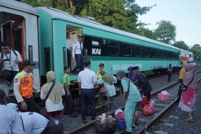 FOTO 1 Agustus_Penumpang Kereta Khusus Petani dan Pedagang bersiap naik kereta api. (dok. kai)