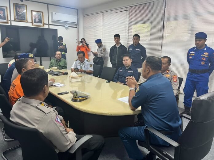 FOTO 12 Agustus_Penanganan kebakaran kapal penyeberangan KMP Putri Yasmin (YDGJ)