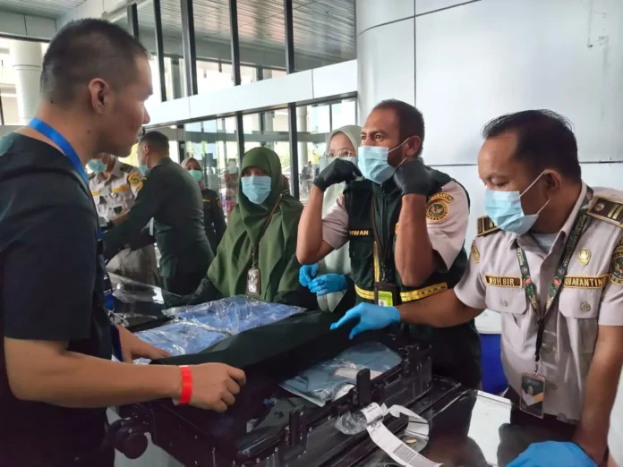 FOTO 13 Agustus_Pemeriksaan bagasi oleh petugas Badan Karantina Indonesia (Barantin) di Bandara Mutiara Sayyid Idris bin Salim Al Jufrie, Palu. barantin