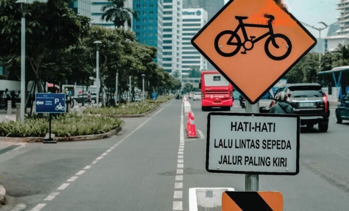 FOTO 14 Agustus_Lajur untuk pengendara sepeda di Jakarta. dok. jakarta.go.id INI