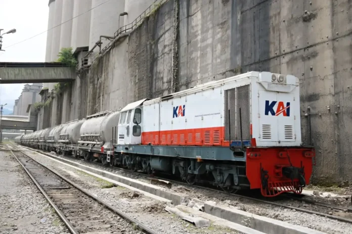 FOTO 18 Agustus_Kereta api membawa angkutan semen dan klinker. dok. kai.id