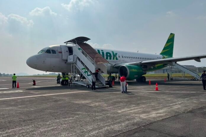 FOTO 18 Agustus_Penumpang menaiki pesawat Citilink di Bandara Husein Sastranegara Bandung. Penerbangan perdana Bandung-Surabaya ini dilakukan berbarengan dengan HUT ke-81 RI.CITILINK)