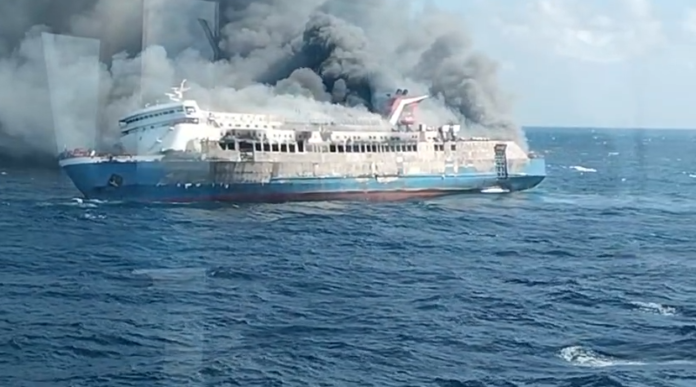 FOTO 2 Agustus_KM Mutiara Sentosa II terbakar di tengah laut. dok. hublakemenhub 2.jpeg
