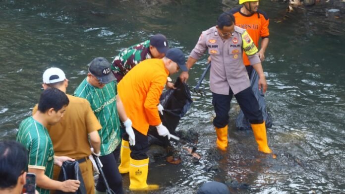 FOTO 2 Agustus_Wali Kota Surakarta Respati Ardi saat membersihkan Sungai Jenes yang berlokasi di Kalurahan Laweyan bersama dengan Pandawara Group dan Bank Indonesia. ist