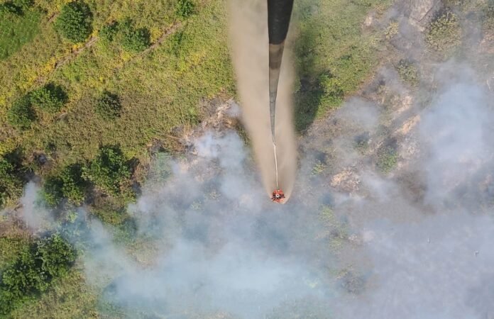 FOTO 23 Agustus_BPBD Kabupaten Lombok Timur melakukan pemadaman dan pendinginan di Desa Sembalun Timba Gading, Kec Sembalun, Kab Lombok Timur, NTB