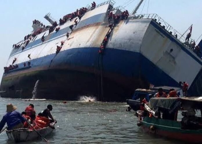 FOTO 24 Agustus_Para penumpang menyelamatkan diri saat kapal mulai tenggelam. dok. istimewa 1
