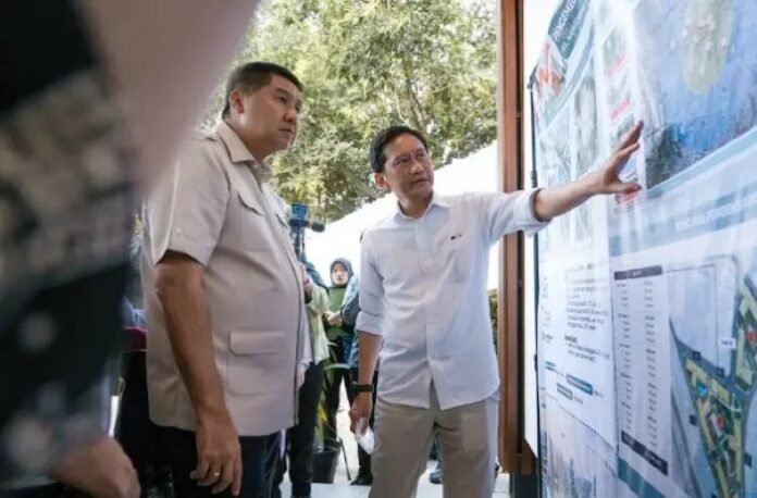 FOTO 26 Agustus_Direktur Utama KAI Bobby Rasyidin menjelaskan tentang jalur kereta api kepada Menteri Perumahan dan Kawasan Permukiman INI