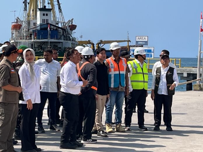 FOTO 26 Agustus_Wakil Presiden (Wapres) Gibran Rakabuming Raka meninjau kondisi Pelabuhan Laurens Say Maumere, Kabupaten Sikka, Nusa Tenggara Timur. prlinfo