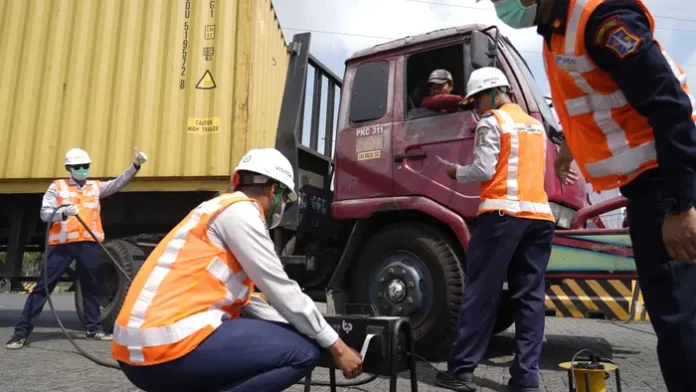 FOTO 28 Agustus_Program pengujian emisi gas buang kendaraan angkutan peti kemas yang beroperasi di Terminal Teluk Lamong (TTL) dan Terminal Petikemas Surabaya (TPS). tps.co.id