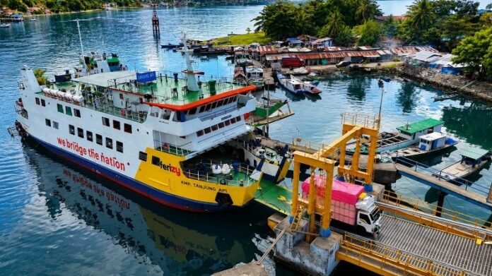 FOTO 28 Juli_Kapal penyeberangan bersandar di dermaga kawasan Banggai. dok. asdp