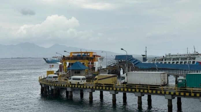 FOTO 3 Agustus_Kondisi cuaca ekstrem berupa angin kencang dan gelombang tinggi yang melanda perairan Selat Bali. dok. asdp