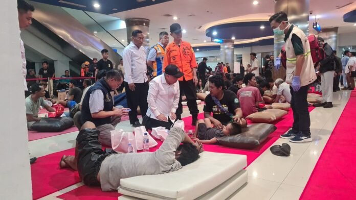 FOTO 3 Agustus_Menteri Perhubungan Dudy Purwagandhi berdialog KMP