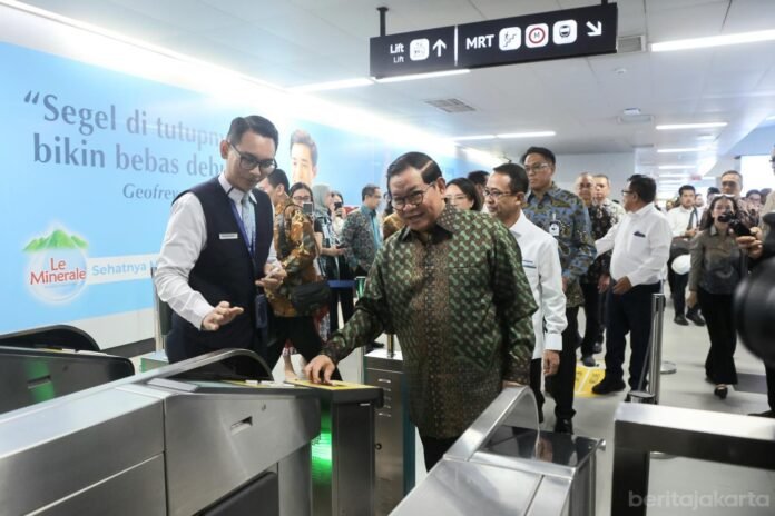 Gubernur DKI Jakarta, Pramono Anung mencoba tap in menggunakan kartu kredit EMV Contactless di Stasiun MRT Bundaran HI