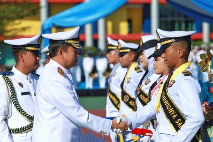 FOTO 4 Agustus_Wisuda dan melepas 789 lulusan Politeknik Ilmu Pelayaran (PIP) Makassar Tahun 2026 di Lapangan Upacara Kampus Terpadu PIP Makassar. 1INI