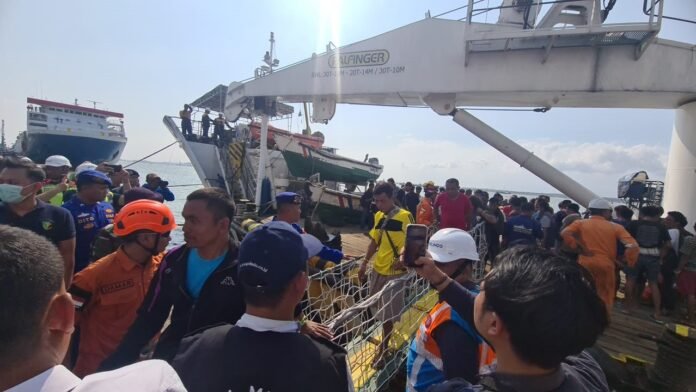 FOTO 5 Agustus_Proses evakuasi korban insiden terbakarnya Kapal Motor Penyeberangan (KMP) Mutiara Sentosa II 1