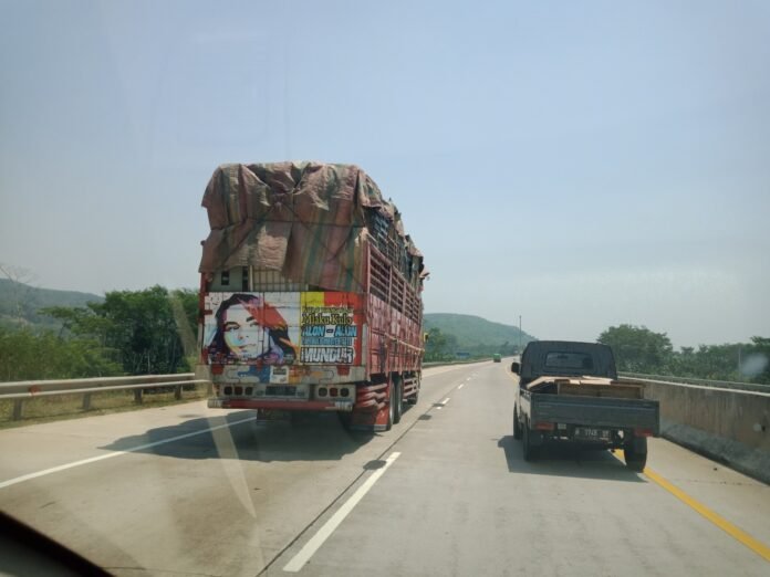 FOTO 6 Agustus_Angkutan truk yang melebihi kapasitas. dok. istimewa