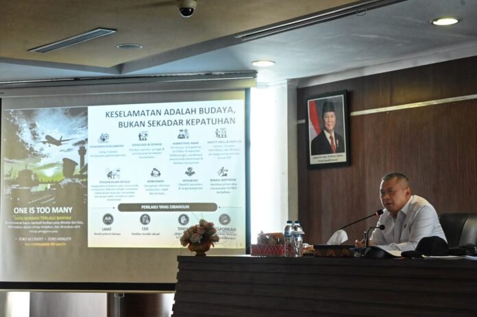 FOTO 11 Sept_Menteri Perhubungan Dudy Purwagandhi mengadakan pertemuan di Kantor Otoritas Bandara Wilayah 1 1