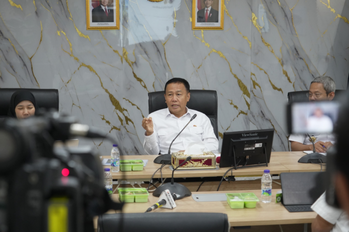 FOTO 14 Des_Direktur Jenderal (Dirjen) Perhubungan Darat Aan Suhanan saat Press Conference 1