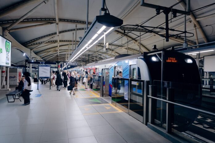 FOTO 14 Sept_Saat penumpang turun dan naik Mass Rapid Transit (MRT) Jakarta. dok. jakartamrtjakarta.co.id