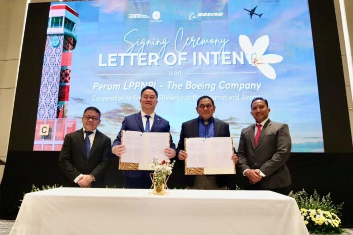 FOTO 16 Sept_Penandatanganan LoI oleh Direktur Utama AirNav Indonesia Capt. Avirianto Suratno dan Managing Director Boeing Indonesia Indra Duivenvoorde di Jakarta. airnav