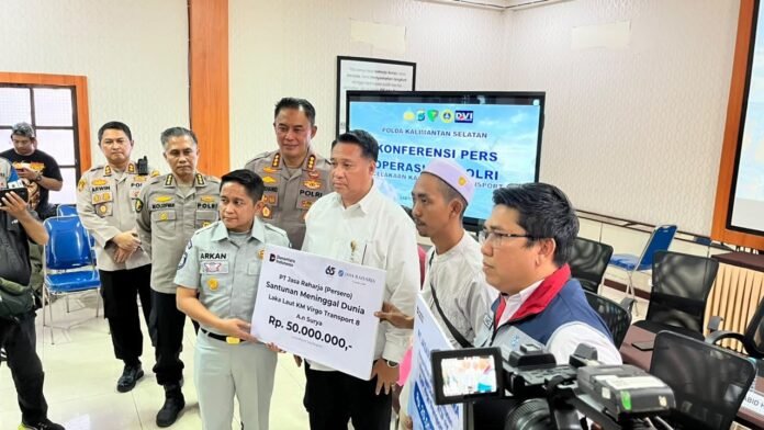 FOTO 19 Sept_Penyerahan santunan kepada tiga keluarga korban meninggal dunia oleh PT Jasa Raharja 1 INI