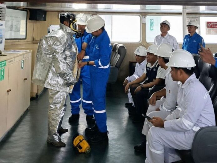 FOTO 2 Sept_Kegiatan safety meeting dan latihan keadaan darurat di KMP Portlink II. dok. hublakemenhub
