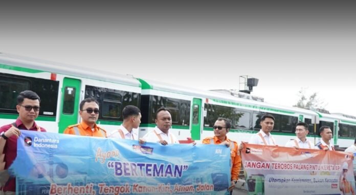 FOTO 2 Sept_Sosialisasikan keselamatan perjalanan kereta api di perlintasan sebidang Wates, Provinsi Daerah Istimewa Yogyakarta. dok. railink.co.id 1