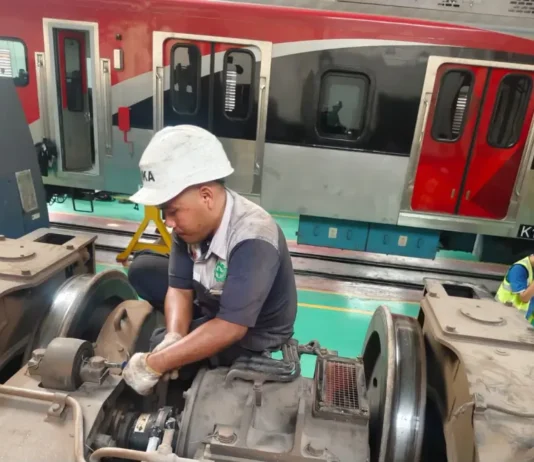KAI Rawat Tujuh Trainset KRL iE305