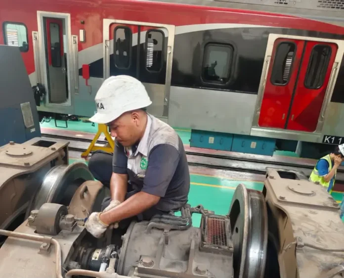 FOTO 21 Sept_Perawatan 7 unit trainset KRL iE305_CLI 225 yang dilakukan bersama PT Industri Kereta Api (INKA). dok. kai