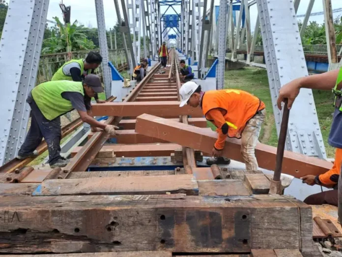 FOTO 21 Sept_Perawatan prasarana rel kereta api, mulai dari penggunaan bantalan sintetis hingga peralatan berbasis baterai dan listrik. dok. kai