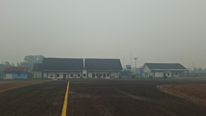 FOTO 22 Sept_Kondisi asap akibat kebakaran hutan dan lahan (karhutla) yang memengaruhi jarak pandang di sekitar bandar udara. dok. hubudkemenhub 1 INI