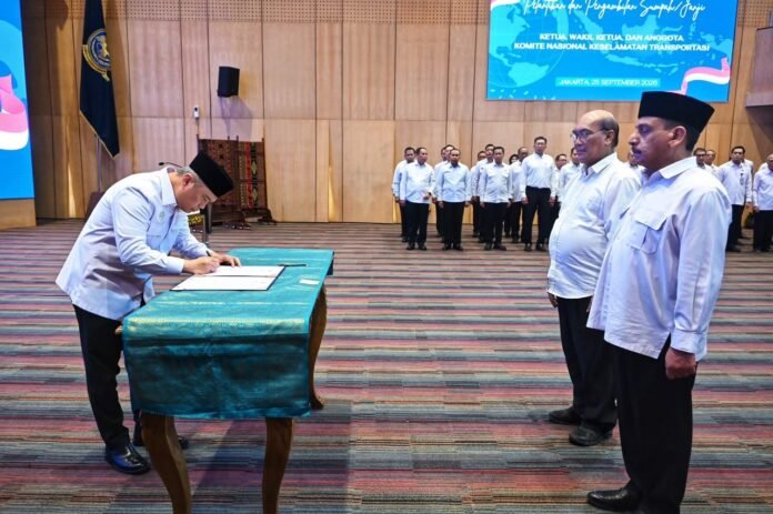 FOTO 25 Sept_Menteri Perhubungan Dudy Purwagandhi melantik ketua dan anggota Komite Nasional Keselamatan Transportasi 1 INI