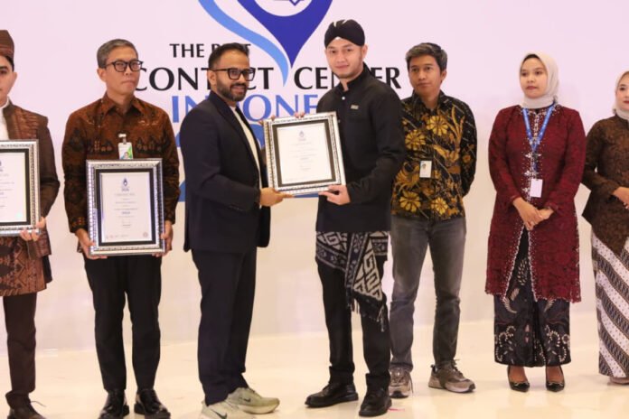 FOTO 26 Sept_Penghargaan InJourney Airports kategori The Best Customer Experience (Gold) dan The Best Contact Center Operation (Silver).